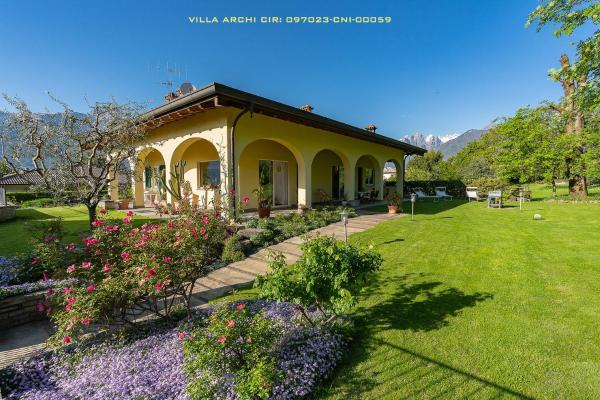 Na fotografii je vidět objekt Villa Archi nacházející se ve městě Colico.