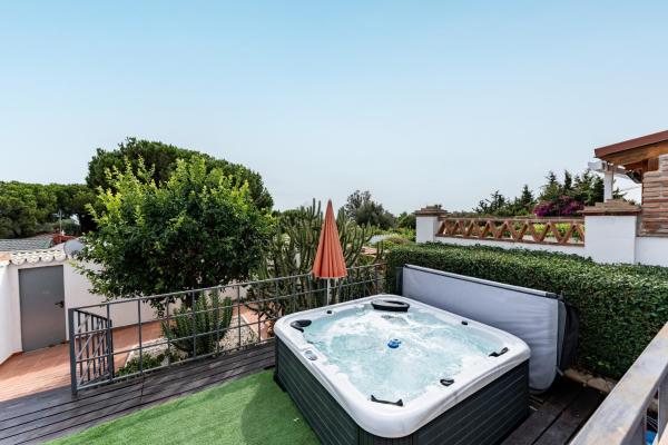 A la foto es mostra l'objecte Casa Gosia bungalow Cabopino situat a la ciutat de Marbella.
