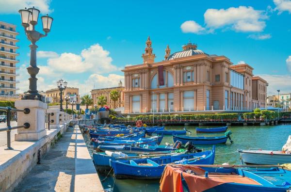 A la foto es mostra l'objecte 4 Season Cognetti situat a la ciutat de Bari.