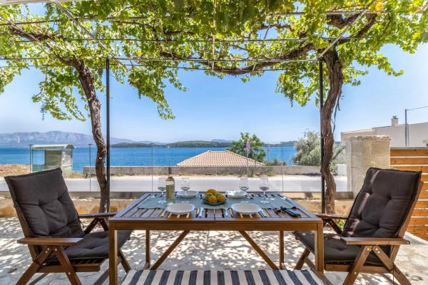 På bildet vises objektet Elia Perigiali Lefkada som ligger i byen Nydrí.