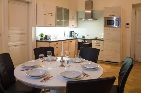 Modern Apartment Všehrdova, Praga
