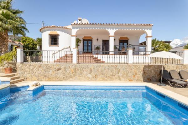 Na fotografii je vidět objekt Villa Natalia nacházející se ve městě Nerja.