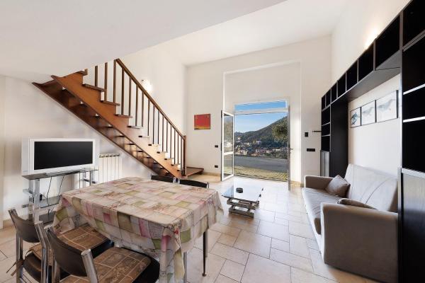 The photo shows the Casa Max located in the city of Levanto.