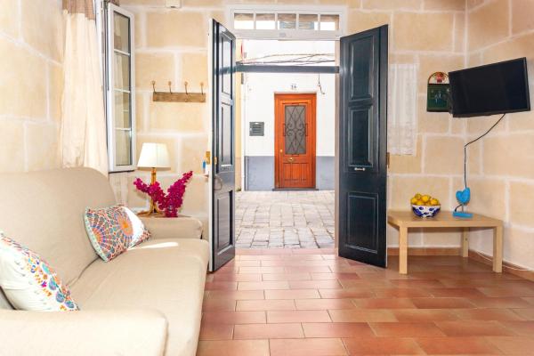 A la foto es mostra l'objecte Casa de Ses Roques situat a la ciutat de Ciutadella.