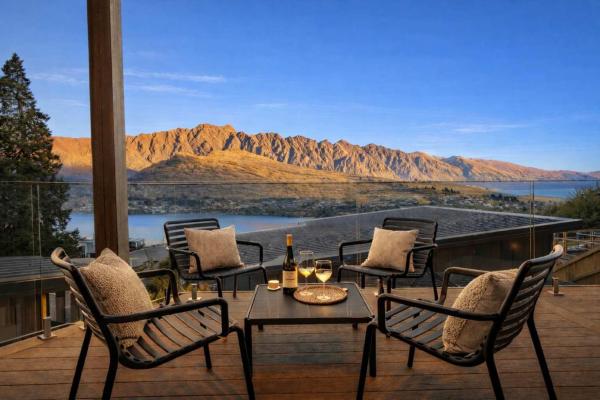 10c Level 1 - Stylish Mountain Views & Huge Deck - Arrowtown