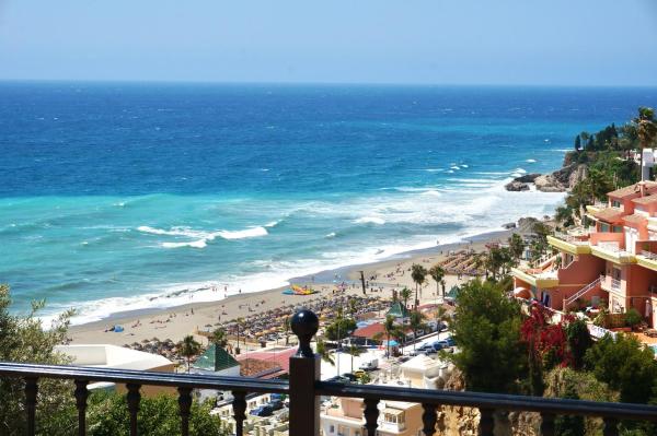 Na fotografii je vidět objekt Casa Alba nacházející se ve městě Nerja.