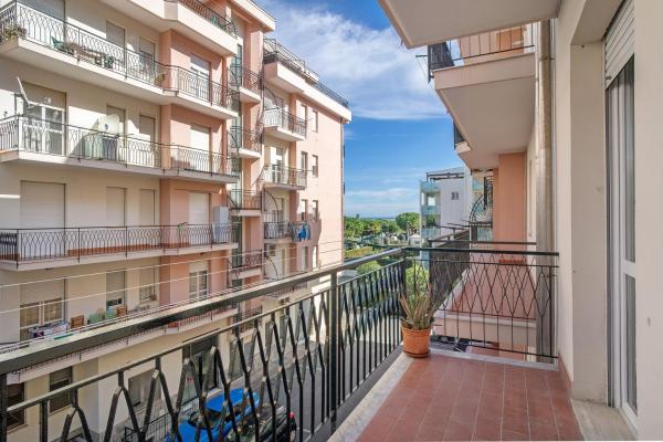 Na fotografii je vidět objekt La casa dei nonni nacházející se ve městě Albenga.