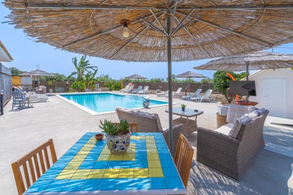 A la foto es mostra l'objecte Villa Luana con piscina situat a la ciutat de Noto.