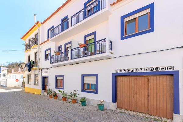 Na fotografii je vidět objekt Casa Margarida Malveiro nacházející se ve městě Odeceixe.