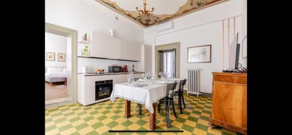 Domus 2 Mori- Appartamento 120 M2 Con Affreschi - Centro Storico - Due Bagni - Verona