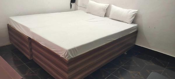 Auf dem Foto ist das Objekt Hotel O Home Crystal Cottage Home Stay in der Stadt Ayodhya zu sehen.