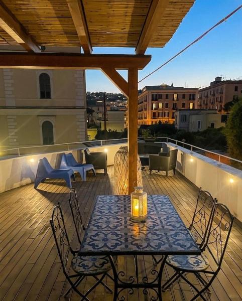 Auf dem Foto ist das Objekt Casa con terrazza esclusiva vicino al mare Domus Neapolis Happy Holiday in der Stadt Neapel zu sehen.