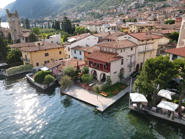 Na fotografii je vidět objekt La Renée Historic Lakeside House, Lake Iseo nacházející se ve městě Predore.