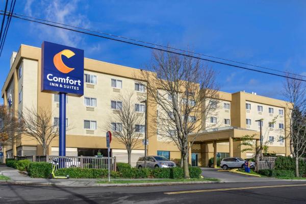 The photo shows the Comfort Inn & Suites Seattle North located in the city of Seattle.