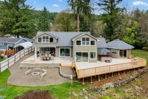 River's Rest - Waterfront Views, Hot Tub, Grill & Fire Pit Home - Oregon