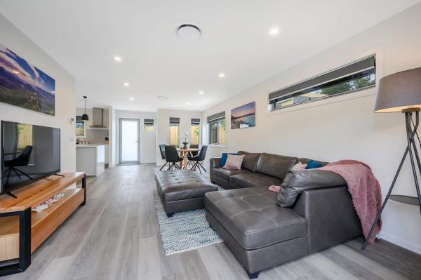 Villa 6 Brand New Walk To Shops 10min Airport Cbd - Hobart