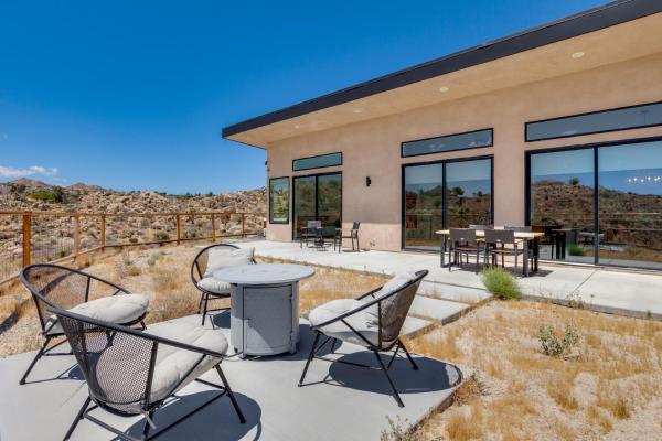Hot Tub & Views! Contemporary Yucca Valley Retreat - Yucca Valley, CA