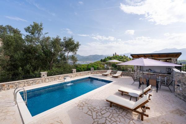A la foto es mostra l'objecte Casa Bellavista situat a la ciutat de Tivat.