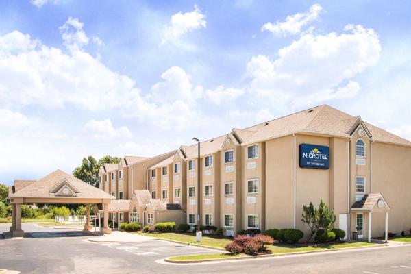 Na fotografii je vidět objekt Microtel Inn & Suites Claremore Route 66 nacházející se ve městě Claremore.