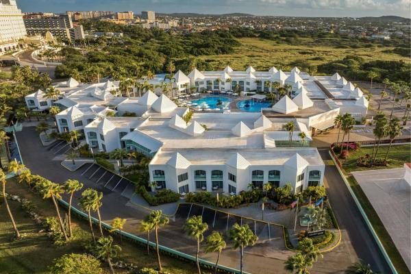 Na zdjęciu widoczny jest obiekt Courtyard by Marriott Aruba Resort położony w mieście Palm-Eagle Beach.