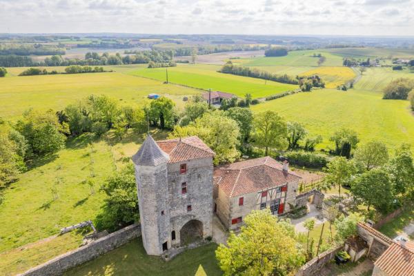 Privatiser Un Monument Historique -Le Logis De Sigogne- Hébergement 4 éToiles - Département Charente