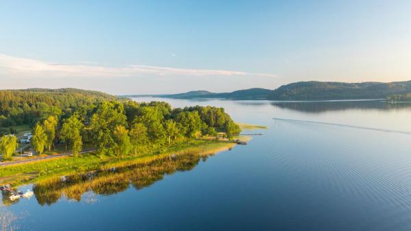 På billedet ses objektet Skotteksgarden Lakefront Cottages and Camping near Ulricehamn beliggende i byen Vasared.