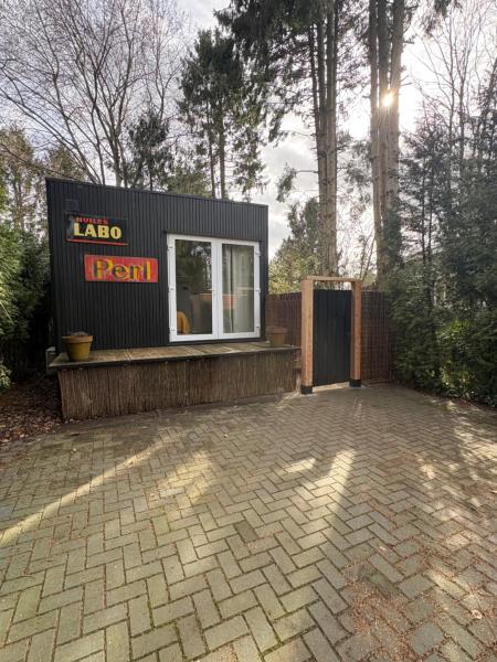 Na zdjęciu widoczny jest obiekt Black Cabin Veluwe - Wellness in het bos - Airco & Sauna położony w mieście Putten.
