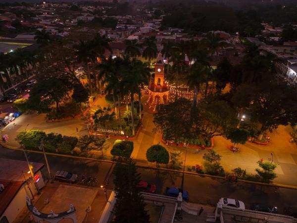 На фото показан объект La Casa de Mamapán Hotel Colonial Ahuachapan, расположенный в городе Ауачапан.