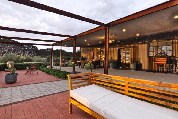 The Rusty Kangaroo - Premium Ocean-view Couples Getaway - Penneshaw