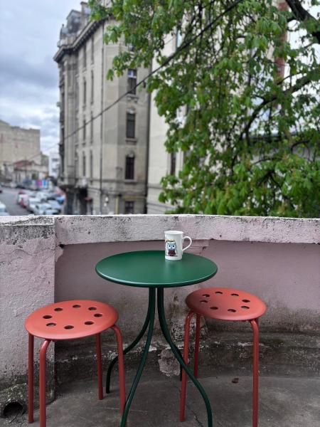 A la foto es mostra l'objecte FatCat Central Studio situat a la ciutat de Bucarest.