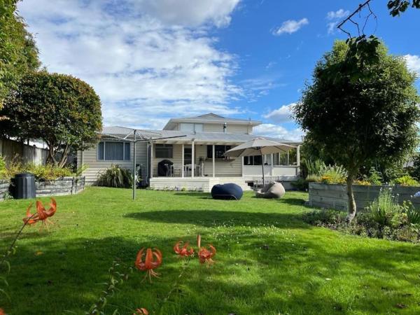 Spacious 4 Brm Home With Spa And Large Garden - Taupō