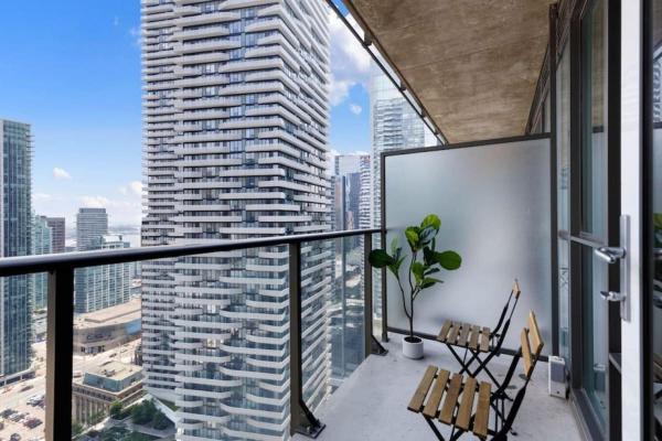 Na fotografii je vidět objekt Lux 1 BR-Den DWTN Condo near CN Tower nacházející se ve městě Toronto.