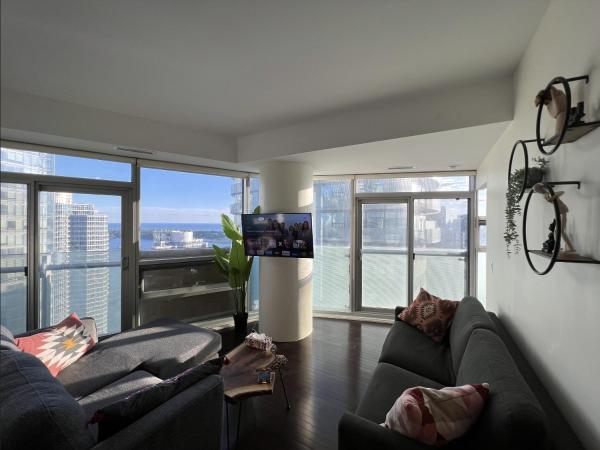 Chic 2 Bedroom 2 Bathroom Panoramic Cn Tower Views Condo With Free Parking - Toronto