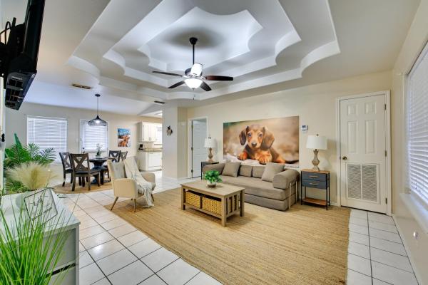 Pool Access & Work-ready Comforts! Edinburg Apt - Edinburg, TX
