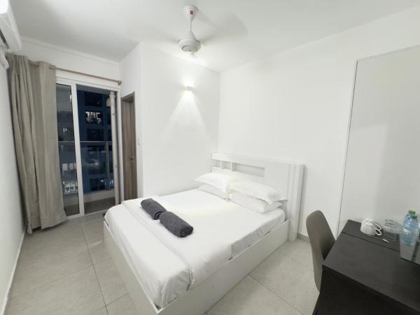 Na foto é possível ver o objeto Staycation Rentals localizado na cidade de Furena.