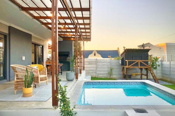 The photo shows the Cape Winelands Mountain View Getaway located in the city of Dalsig.