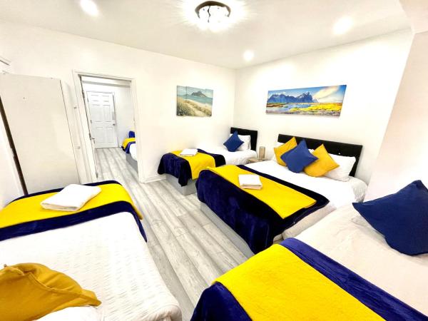 6 Bedroom 4 Bathroom House near Redbridge Station in Ilford with Garden Parking and Fast WiFi, London