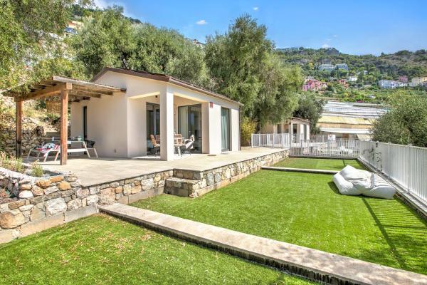 The photo shows the Villaggio Balzi Rossi located in the city of Grimaldi.