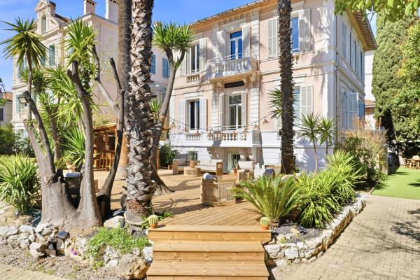 Na fotografii je vidět objekt Villa Claudia Hotel Cannes Centre - Parking nacházející se ve městě Cannes.