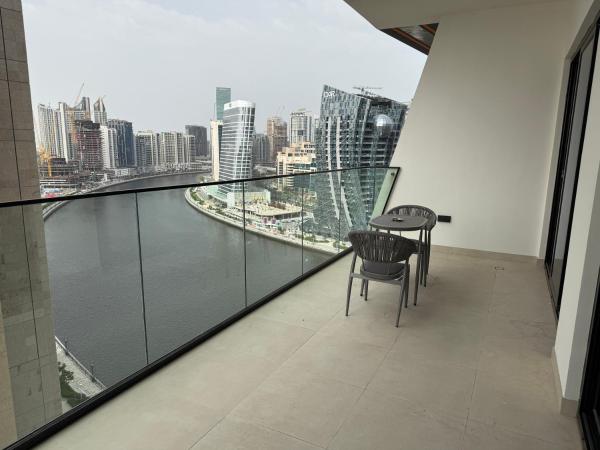 Foto 3: Sleek & Stylish Downtown Retreat
