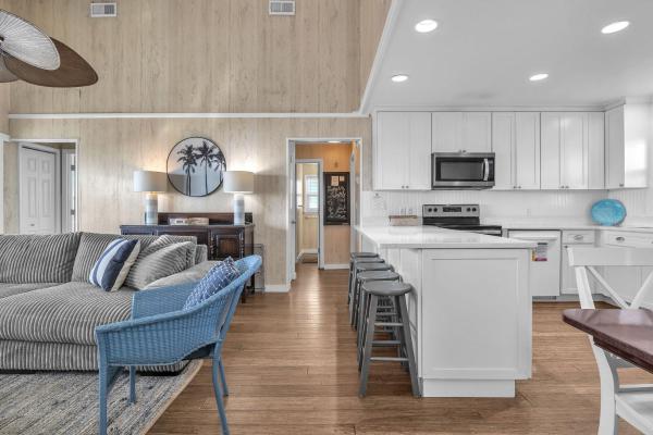 The Beachcomber By Oak Island Accommodations - Oak Island, NC