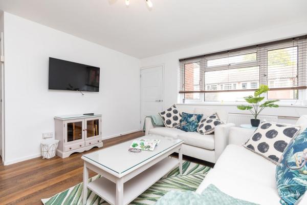 Rivermead - Gorgeous 3 Bed Maisonette With Patio - Horsham