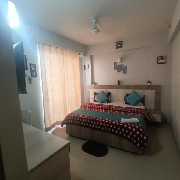 A la foto es mostra l'objecte Krisna Crest Inn situat a la ciutat de Vrindāvan.