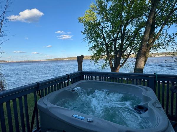 Private Riverfront Escape With Hot Tub, Fire Pit & Wildlife Views - Iowa