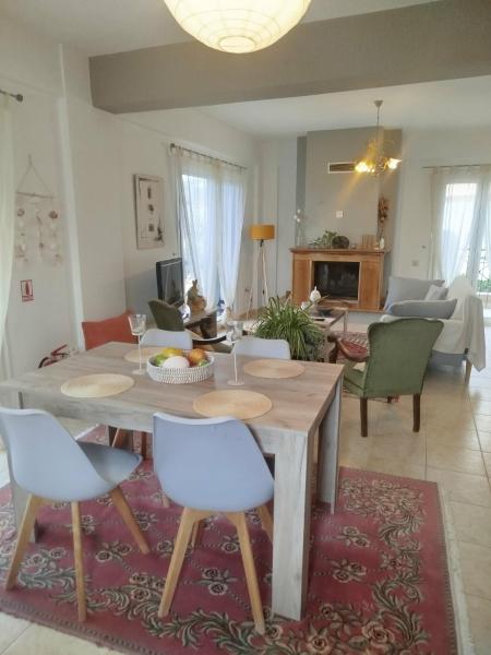 Na fotografii je vidět objekt Paulina's House nacházející se ve městě Kamarítsa.