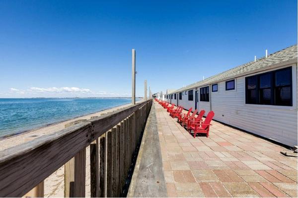 Classic Beach Cottage With Direct Ocean Access In North Truro, Massachusetts - Wellfleet, MA