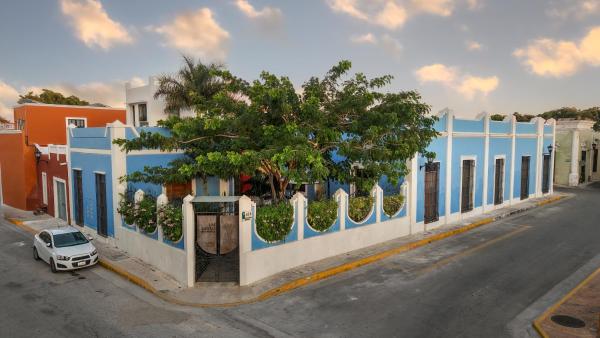 The photo shows the Las Lupitas Hotel Boutique located in the city of Campeche.