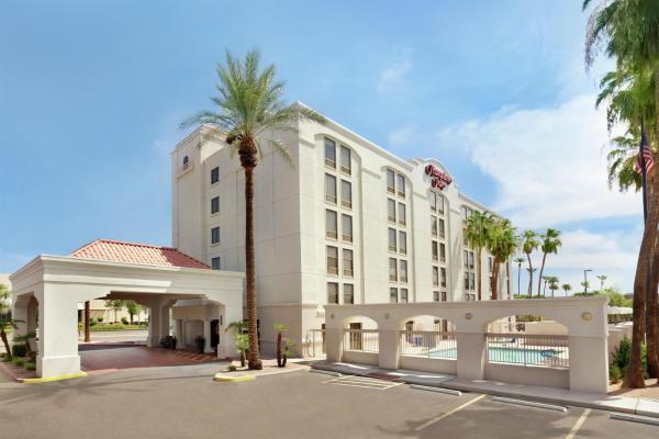 写真にはチャンドラー市にあるHampton Inn Phoenix-Chandlerが写っています。