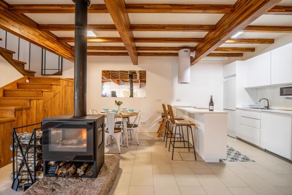 A la foto es mostra l'objecte Encantadora Villa de Piedra con Jardín y Chimenea situat a la ciutat de Pedre.