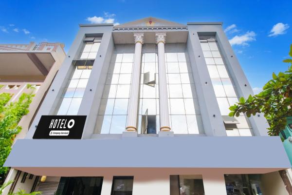 Na fotografii je vidět objekt Super OYO Hotel O Gurudwara Near RTC Complex nacházející se ve městě Rasapūdipalem.